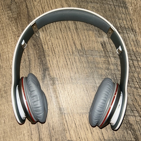 Beats by Dr. Dre White Headphones Solo HD - Picture 3 of 11